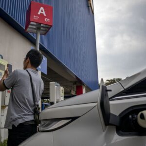 Penjualan mobil listrik baru di AS turun, namun, yang bekas naik