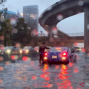 Cara lebih aman jika terpaksa terjang banjir dengan mobil listrik