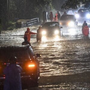 Terpaksa terjang banjir? Ini caranya agar mobil terhindar “hydro lock”