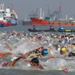 Ratusan perenang adu cepat lintasi selat Madura memperebutkan Piala KSAL 2025
