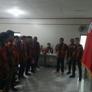 Yulius Medi Wakil Ketua III MPC Pemuda Pancasila Secara Langsung Melakukan Pengukuhan Kepada Edi Taufik Beserta Jajaran.