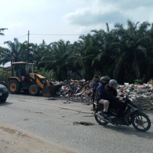 Langkah Cepat Ketua LPMK  Arpan Mawardi Harahap Bersama Kepala UPT DLH Eztry Yendra  Gotong Royong Bersihkan Sampah