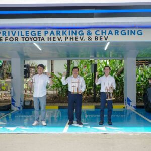 Fasilitas parkir dan isi daya mobil listrik Toyota tersedia di Bandung