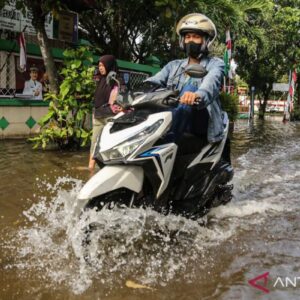 Hal-hal yang perlu dilakukan pengendara motor ketika terjebak banjir