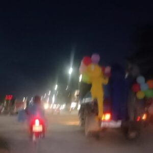 Aksi Berbahaya Anak Berkostum Badut Bergantung Berdiri di Mobil Tangki Air