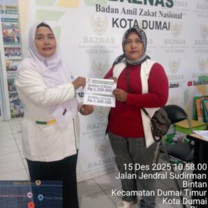 BAZNAS Kota Dumai Serah kan Bantuan Seragam Sekolah Kepada Dua siswa SDN 010 Dumai