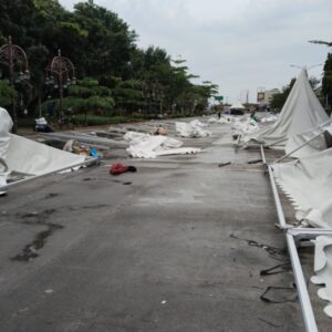 Muhammad Febri Selaku EO DUFEST 2025 Terus Pantau Pembongkaran Tenda dan Kebersihan Bersama DLHK